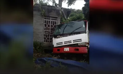 Un camion termine sa course dans la cour d’un habitant de Moka 