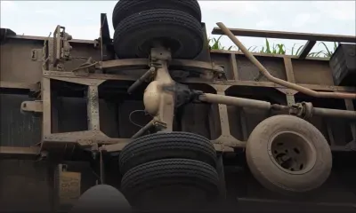 Camp-de-Masque : un camion transportant du ciment se renverse