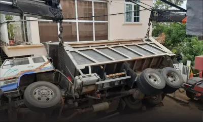 Tranquebar : le camion encastré dans la façade d’une maison enlevé 