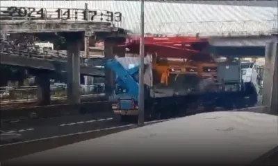 Roche-Bois : voici le moment où un camion heurte la passerelle, une piétonne et des automobilistes ont échappé de justesse au danger
