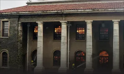 Afrique du Sud: incendie sur la montagne emblématique surplomblant le Cap