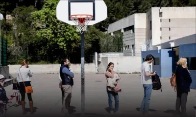 Présidentielle: des Français hésitants aux urnes pour le premier tour