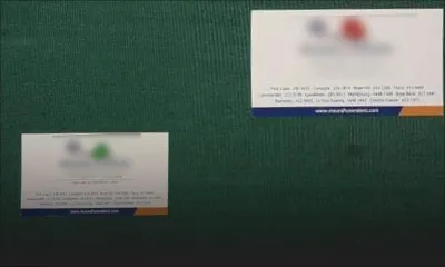 Des cartes de visite d'une société de pompes funèbres affichées à l'hôpital de Candos