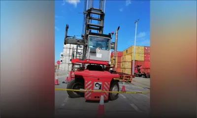 À Jin Fei : un aide-chauffeur de camion blessé par un chariot élévateur