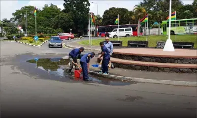 [Insolite] : Des «cleaners» assèchent une flaque d'eau devant l'entrée de l'auditorium Octave-Wiehe