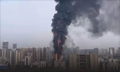 Chine: un violent incendie ravage un gratte-ciel dans le centre du pays