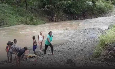 Une femme et six enfants pêchent à Cité La Cure, malgré la montée des eaux