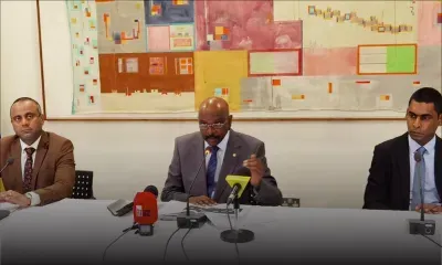 Joe Lesjongard, Avinash Teeluck et Bobby Hurreeram face à la presse