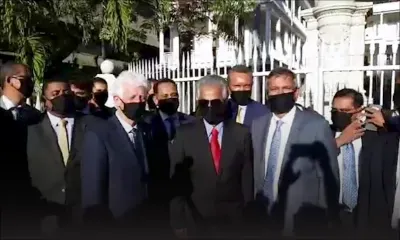 L'Opposition en conférence de presse dans la rue durant le discours de Collendavelloo
