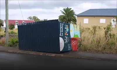Vents forts : Le vent renverse un container de recyclage à Cascavelle