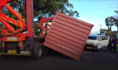 St-Paul : un conteneur se détache d'un camion 