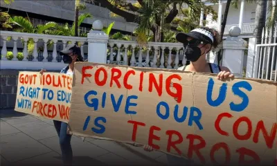 Vaccination anti-Covid-19 : des mères de famille ont manifesté devant le Parlement ce lundi