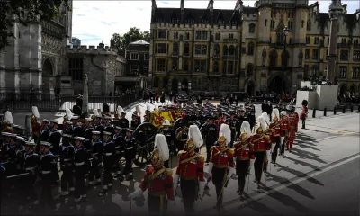  Adieux à la reine Elizabeth II : «Nounn met enn fler pou lil Moris», confie une Mauricienne à Londres