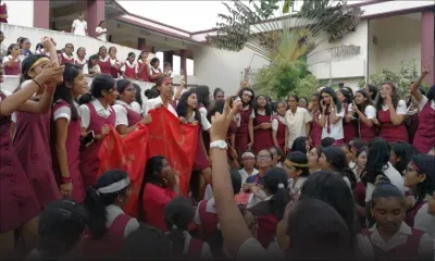 Six lauréates : « Curé je t’aime, Curé je t’adore, anou ale nouale mo coco…» chantent les filles 