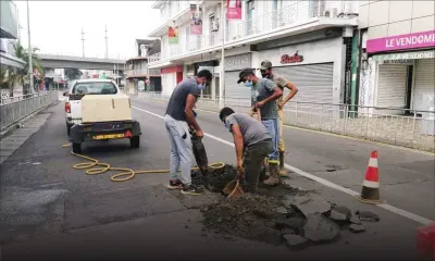 Confinement : des employés de la CWA à l’œuvre à Rose-Hill pour la réparation d’un tuyau 