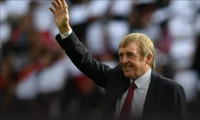 L'ex-joueur et entraîneur de Liverpool Kenny Dalglish, positif au coronavirus, sort de l'hôpital