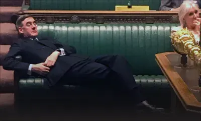 4 Minutes aux 4 Coins du Monde : Londres, en plein débat sur le Brexit, une sieste pour le président de la Chambre des Communes