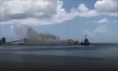 Au port - un navire prend feu pour la troisième fois 
