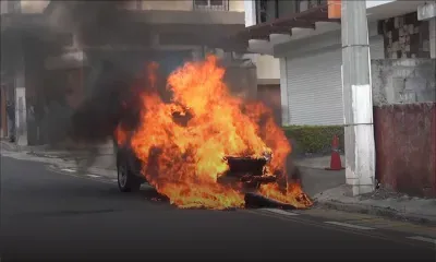 Rue Labourdonnais, Port-Louis : une voiture ravagée par les flammes