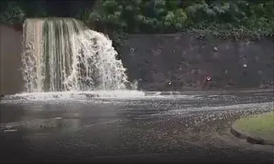 Un impressionnant jaillissement d'eau sur la route à Pailles