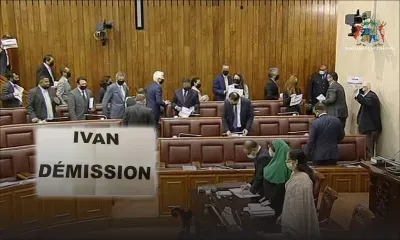 Masques noirs et pancartes en main, l’opposition fait un walk-out avant le discours de Collendavelloo