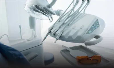 Un dentiste de 59 ans accusé d’attouchements sur sa jeune secrétaire : «Il m’avait dit qu’il était fatigué et qu’il voulait un massage»