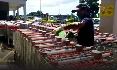 Confinement national :  opération de désinfection des caddies au centre commercial de Flacq Cœur de Ville