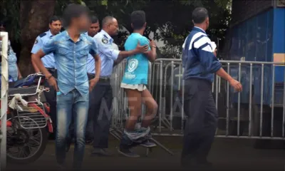 Insolite : un détenu escorté par la police avec le pantalon baissé