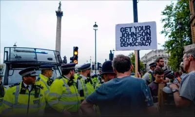 4 Minutes aux 4 Coins du Monde : Londres, des milliers de manifestants ont défilé contre «un abus envers la démocratie»