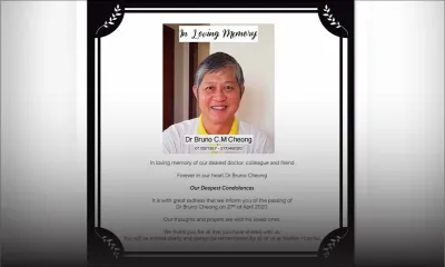 Des membres du personnel du Wellkin Hospital rendent hommage au Dr Cheong