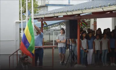 Cérémonie de lever du drapeau au Lycée Labourdonnais : le quadricolore placé à l’envers, puis replacé...