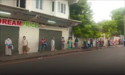 Longue file d’attente devant le supermarché Dream Price de Plaine Verte