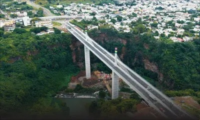 Les images époustouflantes d'un vol de drone au-dessus du pont SAJ