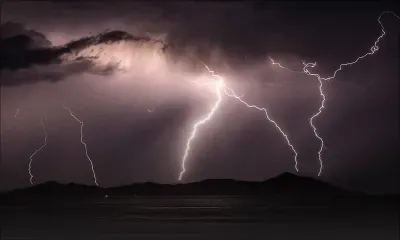 Météo : des orages tonnant, des éclairs lézardant le ciel, un temps peu festif pour la soirée du 12 mars 