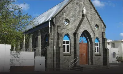 Nouveau-né abandonné dans un sac devant une église à Rose-Hill : la mère de l’enfant et son frère arrêtés