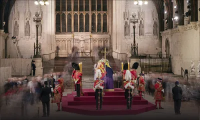 L'accès à la file d'attente pour voir le cercueil d'Elizabeth suspendu