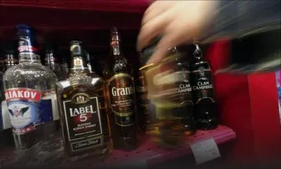 Whisky, panier et menottes : l’aventure d’un voleur assoiffé !