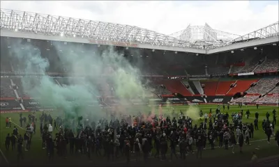Old Trafford assailli par des supporters de Manchester United avant le match contre Liverpool