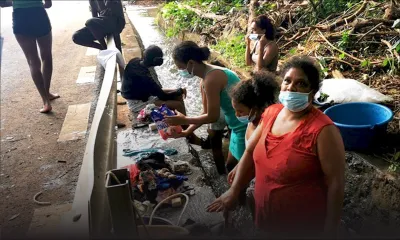 Aperçue à Anse-Jonchée : Fia se transforme en lavandière … d’un jour 