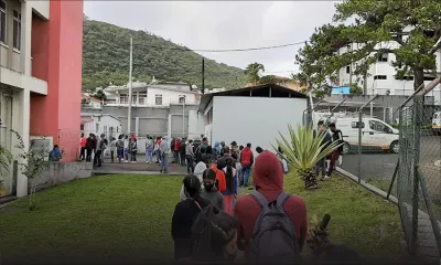 Longue file d’attente au "Covid-19 Testing Centre" de l’hôpital Victoria