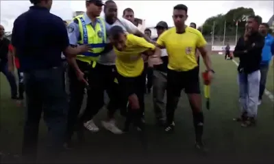 Football : ASPL 2000 perd le titre dans les dernières minutes, l'arbitre et ses assistants escortés par la police