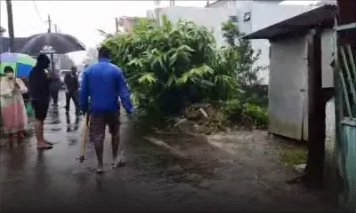 Avis de fortes pluies : montée des eaux à Camp Bombaye, Forest-Side, des habitants à pied d’œuvre pour évacuer l’eau