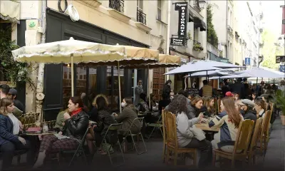 Covid: restaurants et cafés rouvrent leurs salles en France et Belgique, touristes américains en vue