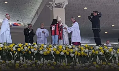 Le pape François repart avec un maillot de foot à son nom de la messe