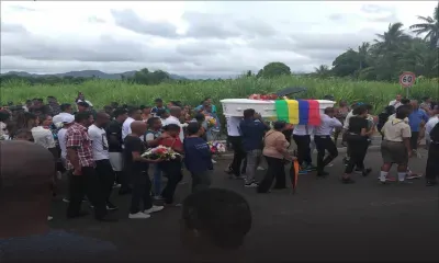 Deux amis unis dans la vie comme dans la mort : adieux émouvants à Ron et Damien