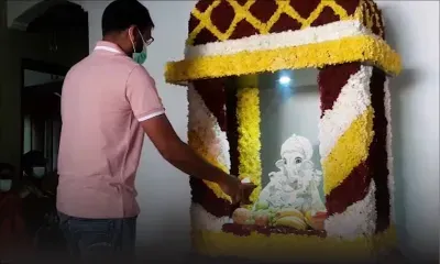 Les dévots procèdent au rituel "murthi stapna" du dieu Ganesh