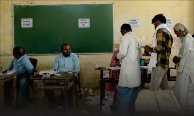 Inde: la police arrête un mineur pour avoir voté huit fois pour le parti au pouvoir