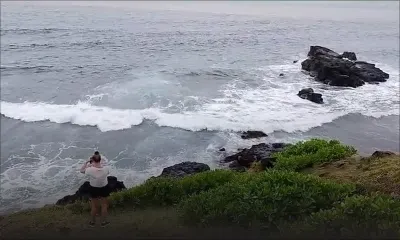 Gris-Gris : certains admirent les vagues à l'approche de Belal, mais attention danger !