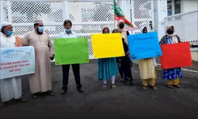 Manif de la Young Protection Society pour protester contre les frais pour le hadj