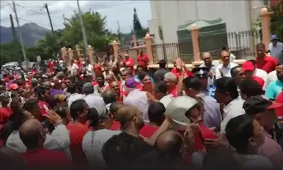 Les activistes du PTr font une haie d’honneur pour le MMM